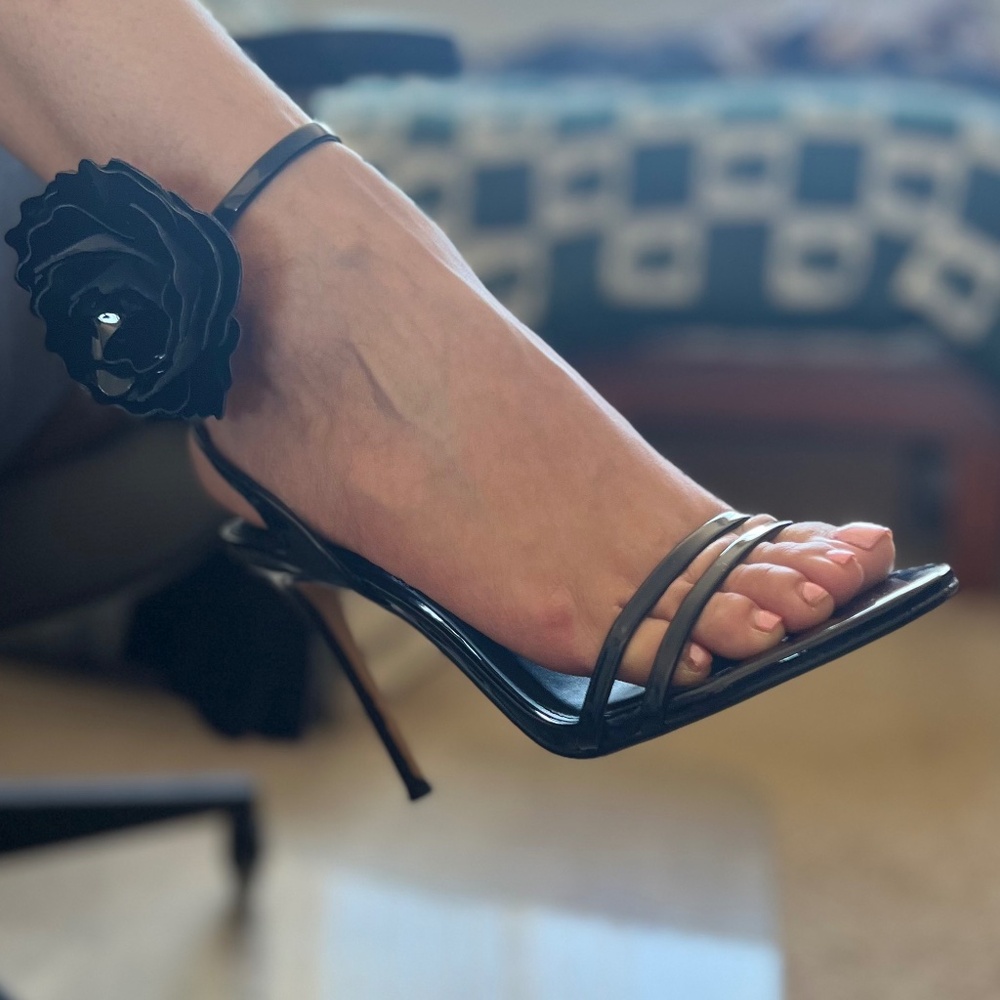 Express/Size 8/ Black Flower - Picture 3 of 8